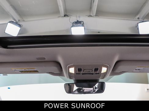 Used 2020 Toyota Highlander XLE FWD image 21