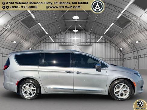 Used 2020 Chrysler Pacifica Limited FWD image 2