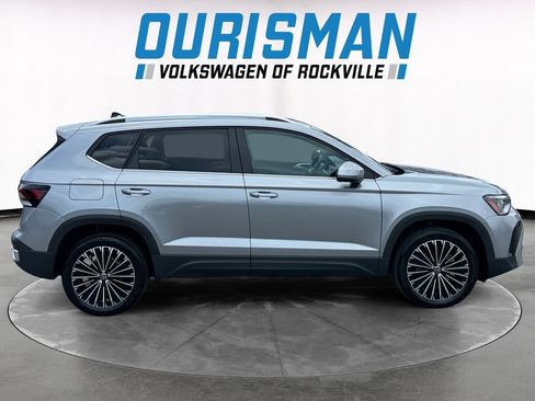 Used 2025 Volkswagen Taos SE w/ Panoramic Sunroof Package FWD image 7