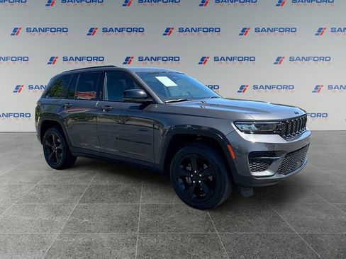 Used 2023 Jeep Grand Cherokee Altitude AWD/4WD image 7