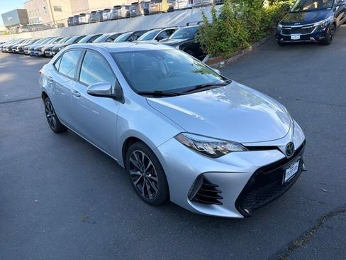 Used 2017 Toyota Corolla SE w/ SE Premium Package FWD image 5