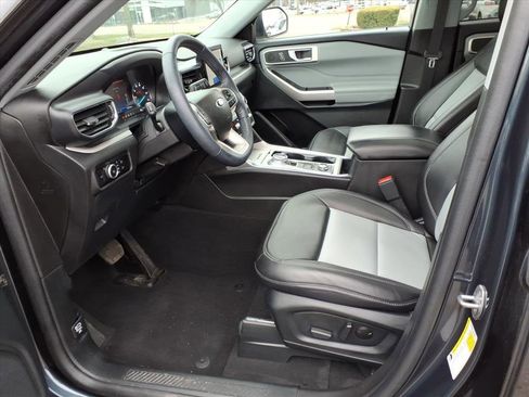 Used 2023 Ford Explorer XLT w/ Equipment Group 202A image 10