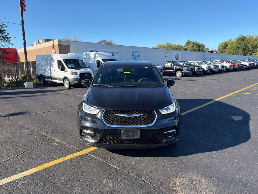Used 2025 Chrysler Pacifica Select FWD image 2