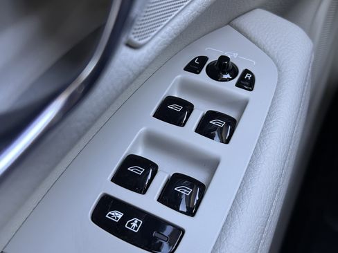 Used 2017 Volvo S90 T6 Momentum w/ Vision Package image 17