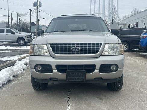Used 2005 Ford Explorer XLT image 3
