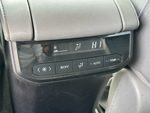 Used 2021 Toyota Highlander L FWD image 20