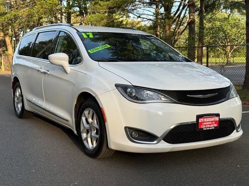 Used 2017 Chrysler Pacifica Touring-L Plus w/ Tire & Wheel Group FWD image 3