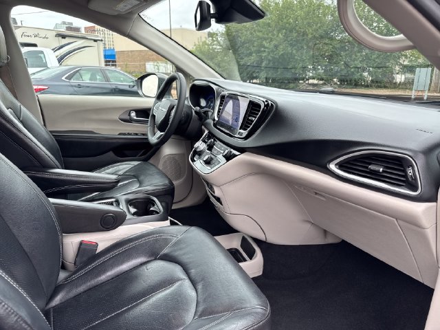 Used 2022 Chrysler Pacifica Touring-L FWD image 27