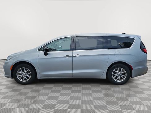 Used 2024 Chrysler Pacifica Touring-L FWD image 5