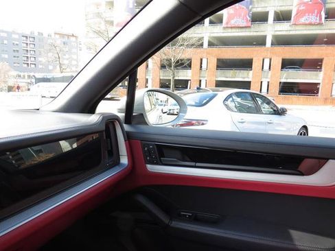 Used 2024 Porsche Cayenne S image 17