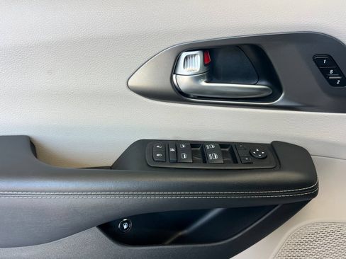 Used 2024 Chrysler Pacifica Limited FWD image 11