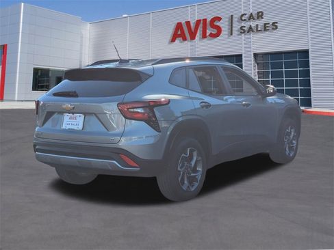 Used 2025 Chevrolet Trax LT w/ LT Convenience Package image 6