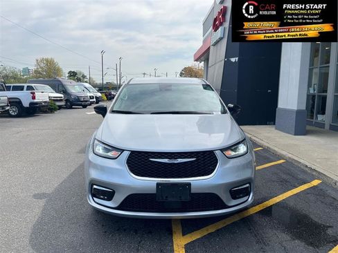 Used 2024 Chrysler Pacifica Touring-L image 3