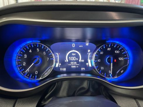 Used 2023 Chrysler Pacifica Touring-L FWD image 21