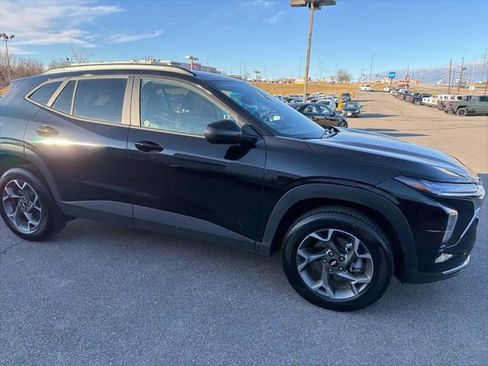 Used 2025 Chevrolet Trax LT w/ LT Convenience Package image 9