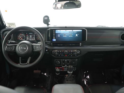 Used 2025 Jeep Wrangler Unlimited Rubicon w/ Convenience Group AWD/4WD image 15