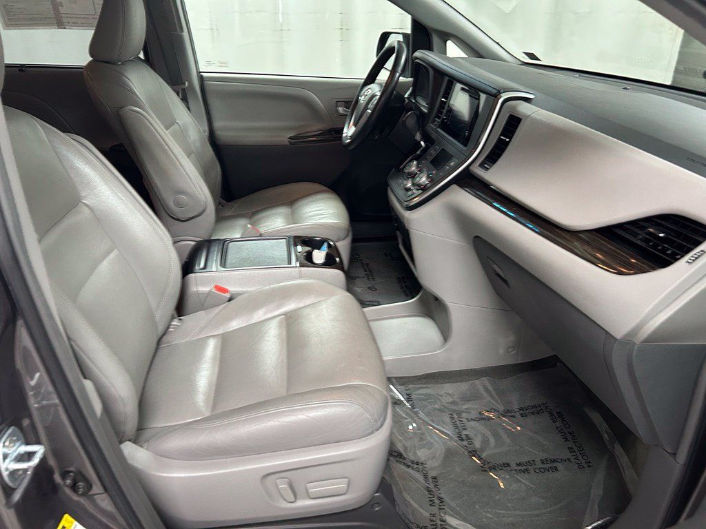 Used 2017 Toyota Sienna XLE w/ XLE Navigation Package FWD image 13