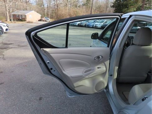Used 2012 Nissan Versa SV image 10