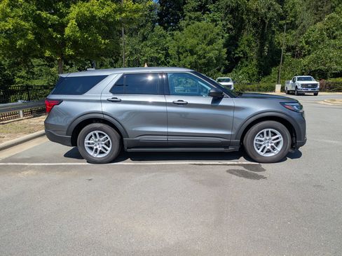 Certified 2026 Ford Explorer Active RWD image 3