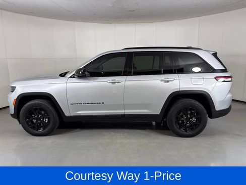 Used 2024 Jeep Grand Cherokee Altitude AWD/4WD image 6