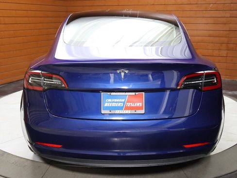 Used 2023 Tesla Model 3 Standard Range image 2