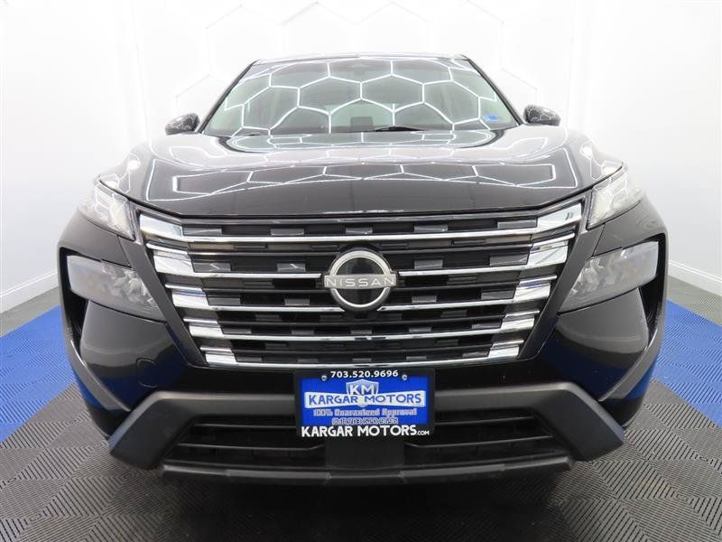 Used 2024 Nissan Rogue SV FWD image 2