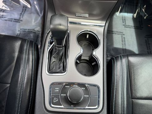 Used 2019 Jeep Grand Cherokee Laredo AWD/4WD image 36