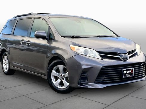 Used 2018 Toyota Sienna LE FWD image 3
