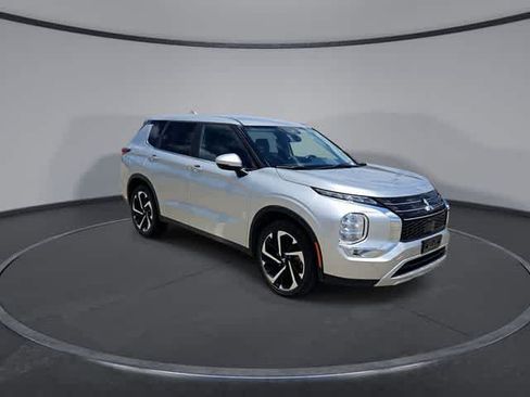 Used 2024 Mitsubishi Outlander SE FWD image 2