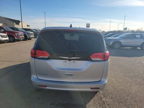 Used 2023 Chrysler Voyager LX image 23