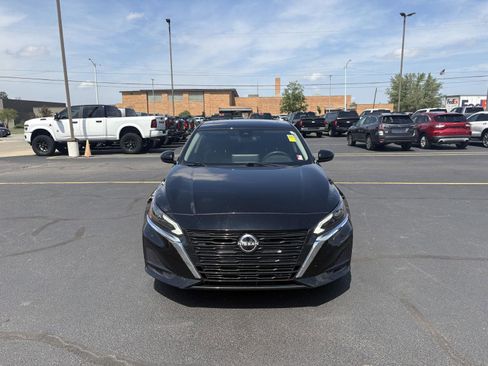 Used 2023 Nissan Altima 2.5 SV w/ SV Premium Package image 3