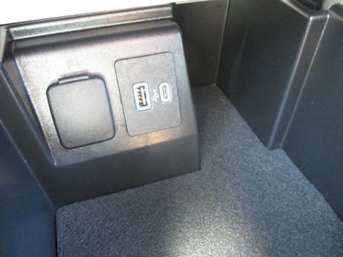 Used 2024 Ford Explorer XLT w/ Equipment Group 202A AWD/4WD image 32