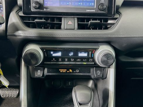 Used 2020 Toyota RAV4 LE image 15