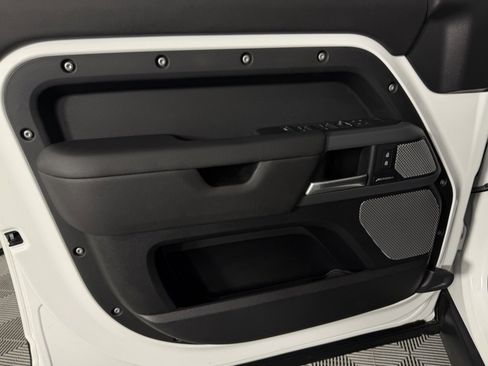 Used 2024 Land Rover Defender 130 X-Dynamic SE image 25