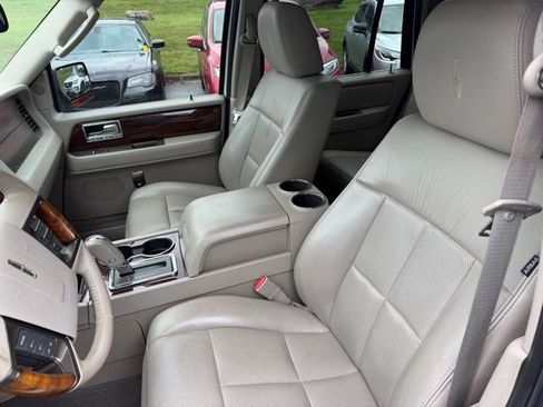Used 2014 Lincoln Navigator 4WD image 9