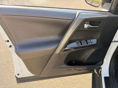 Used 2016 Toyota RAV4 SE image 17