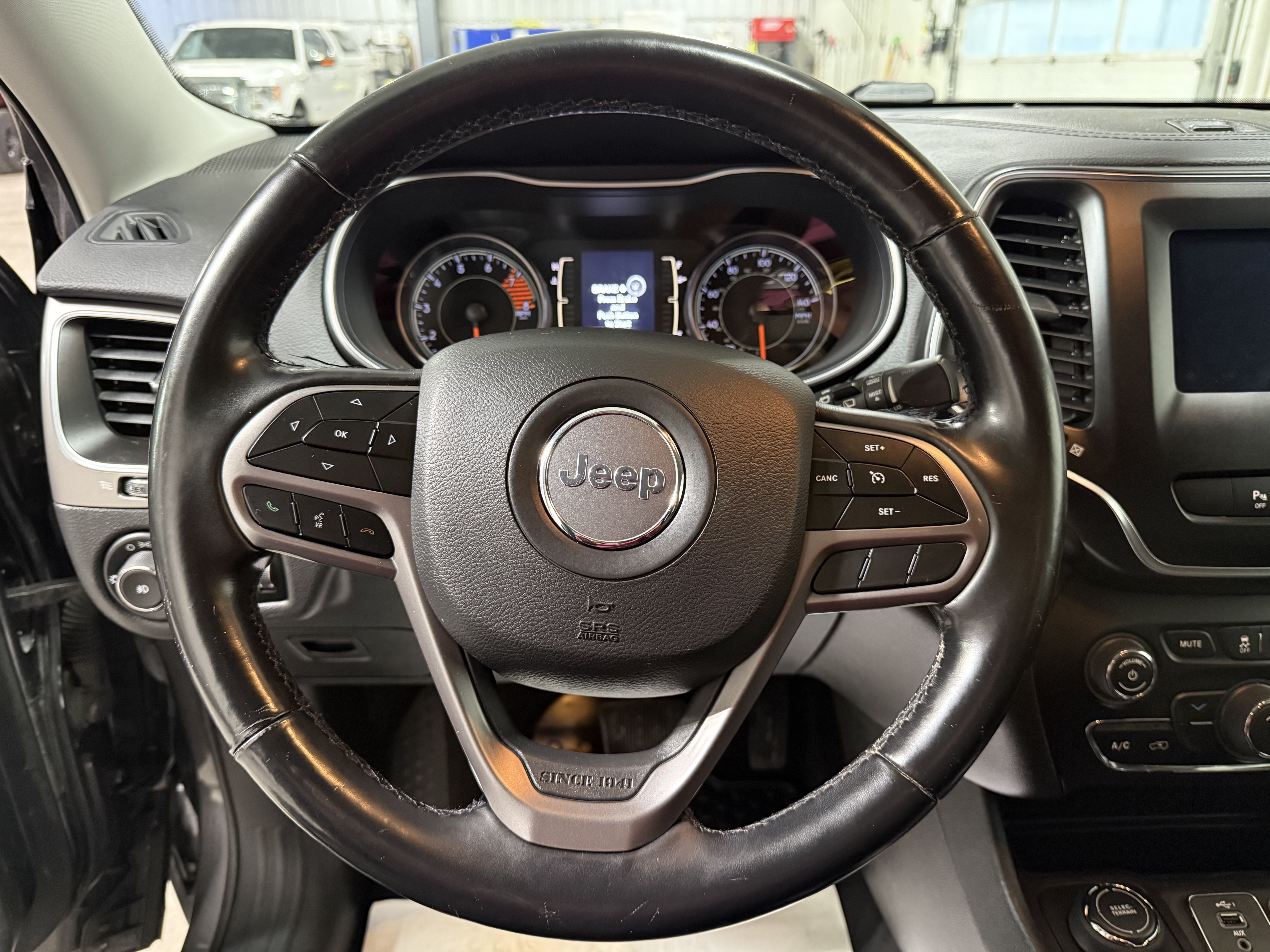 Used 2019 Jeep Cherokee Latitude Plus w/ Cold Weather Group AWD/4WD image 19
