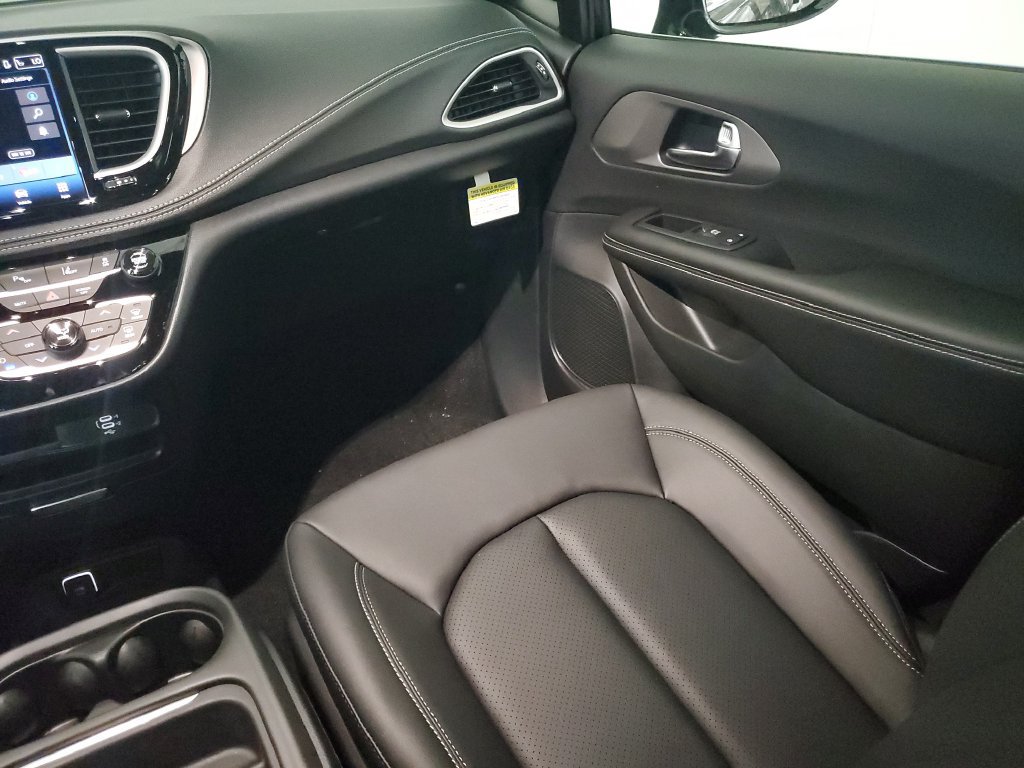 New 2027 Chrysler Pacifica Select FWD image 22