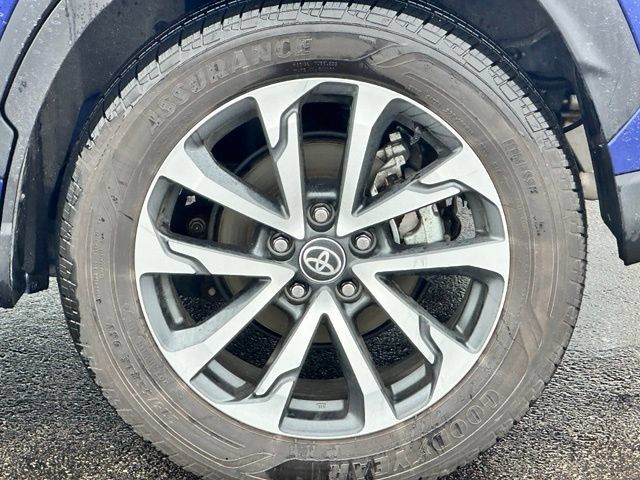 Used 2025 Toyota Corolla Cross XLE w/ Convenience Package AWD/4WD image 5