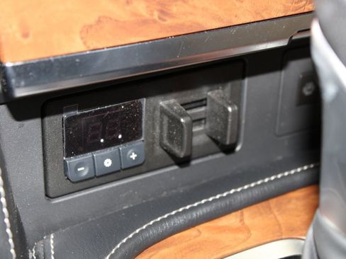 Used 2024 Nissan Armada SL w/ Captain's Chairs Package image 57