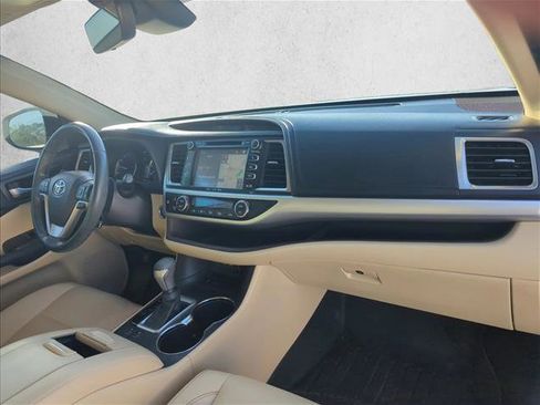 Used 2019 Toyota Highlander XLE FWD image 28