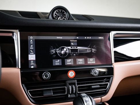 Certified 2026 Porsche Macan AWD/4WD image 18