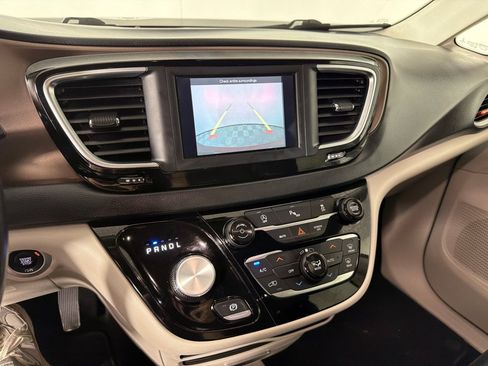 Used 2019 Chrysler Pacifica Touring-L FWD image 16