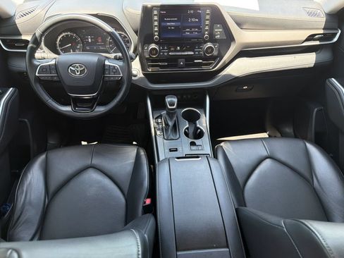 Used 2021 Toyota Highlander XLE FWD image 16