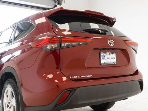 Used 2023 Toyota Highlander LE FWD image 10