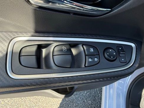 New 2025 Nissan Versa SR w/ Trunk Package image 11