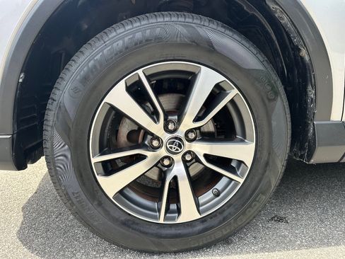 Used 2018 Toyota RAV4 XLE FWD image 35