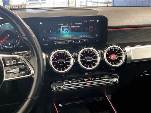 Used 2023 Mercedes-Benz GLB 250 4MATIC w/ Premium Package image 18