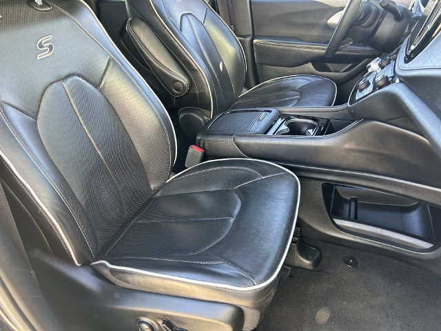 Used 2025 Chrysler Pacifica Limited FWD image 12