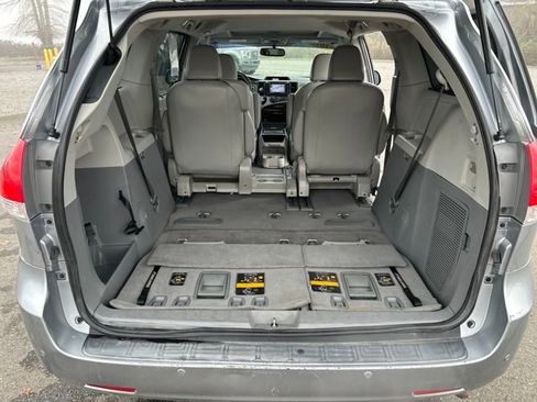 Used 2011 Toyota Sienna XLE image 14